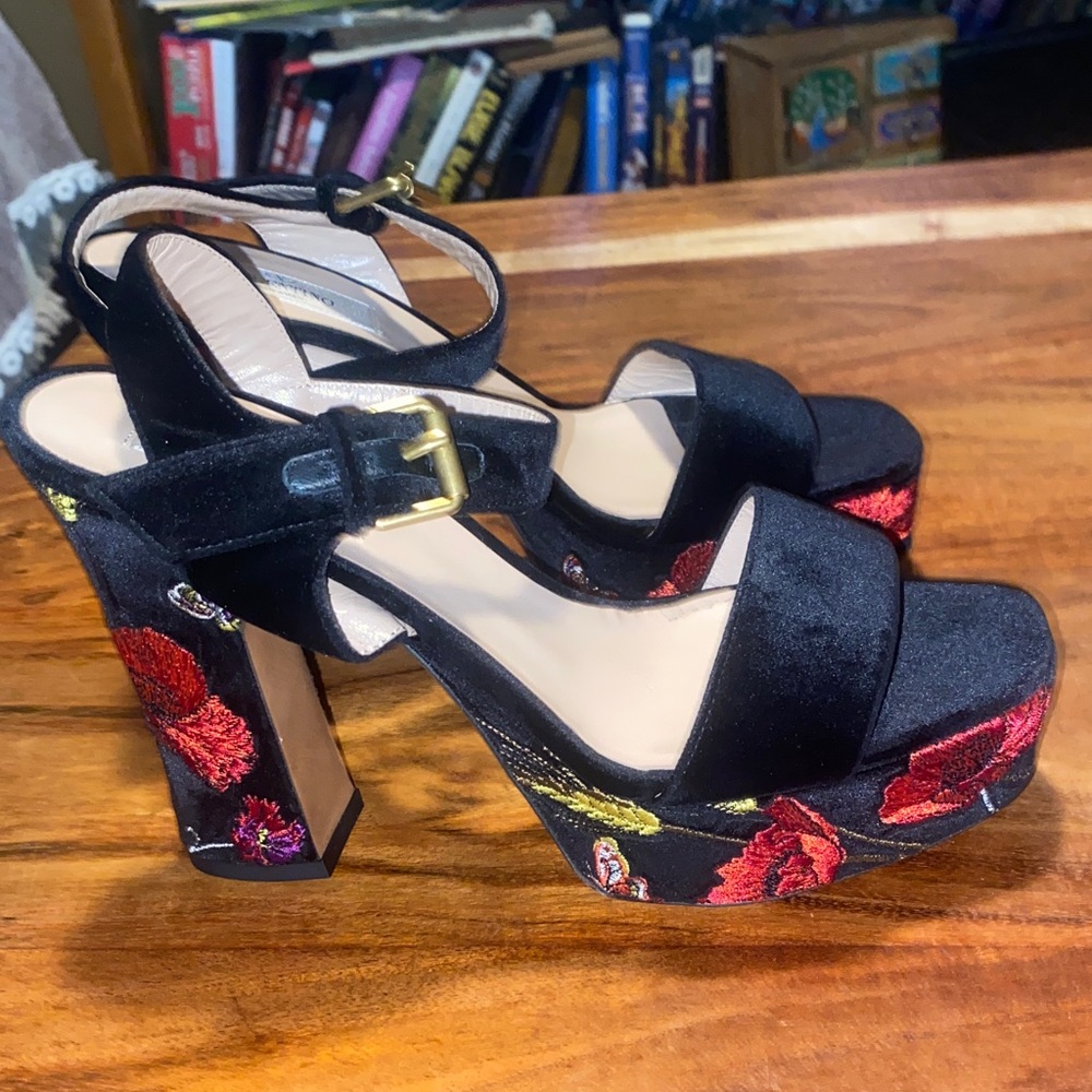 Valentino Elegant Velvet Black Poppies Platform Heels NWOB